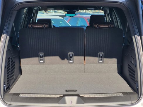 New 2025 Chevrolet Suburban High Country image 6