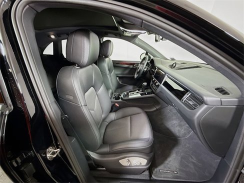 Used 2025 Porsche Macan image 22