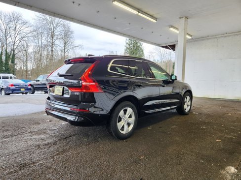 Used 2022 Volvo XC60 B5 Momentum image 3