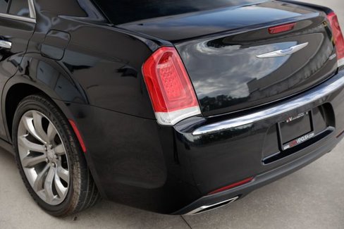 Used 2019 Chrysler 300 Limited image 32