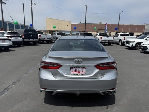 Used 2022 Toyota Camry SE image 4