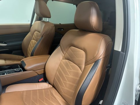 Used 2024 Nissan Pathfinder Platinum image 61