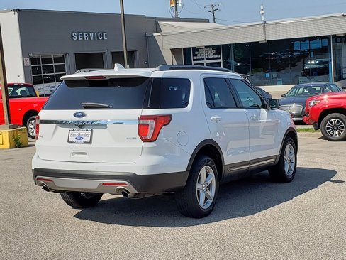 Used 2017 Ford Explorer XLT w/ Equipment Group 202A image 5