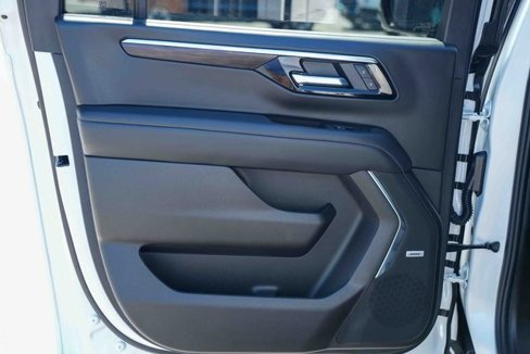 Used 2025 Chevrolet Suburban Z71 image 24