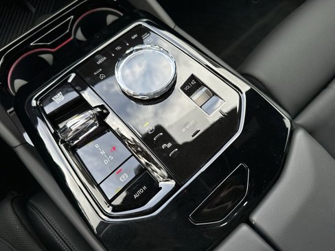 New 2026 BMW 550e xDrive w/ Executive Package image 24