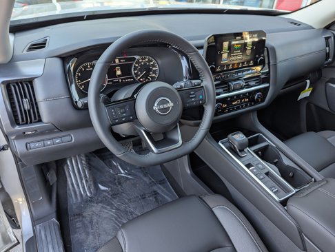 New 2025 Nissan Pathfinder Platinum image 2