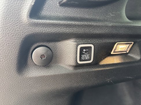 Used 2023 Jeep Grand Cherokee L Laredo image 16