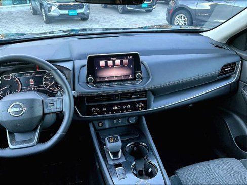 Certified 2025 Nissan Rogue SV image 18