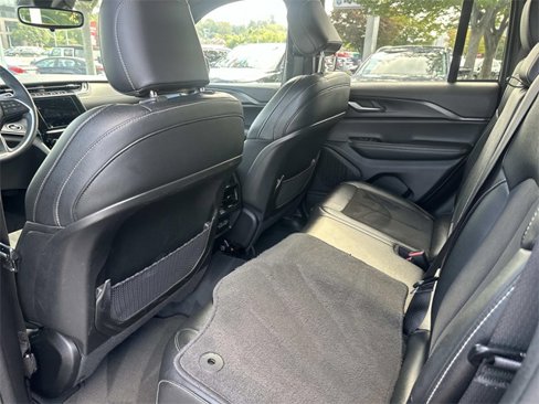 Used 2023 Jeep Grand Cherokee Altitude image 13