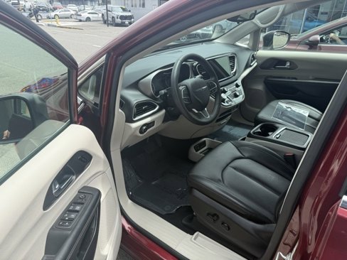 Used 2023 Chrysler Pacifica Touring-L image 9