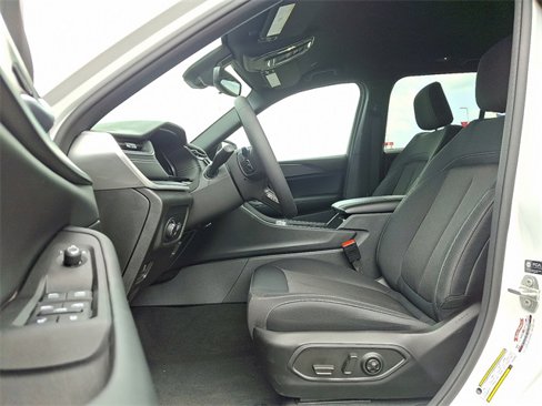 Used 2024 Jeep Grand Cherokee Laredo image 13