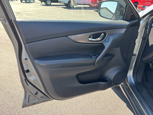 Used 2015 Nissan Rogue SV w/ SV Premium Package image 12