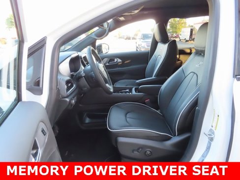 New 2026 Chrysler Pacifica Limited image 19