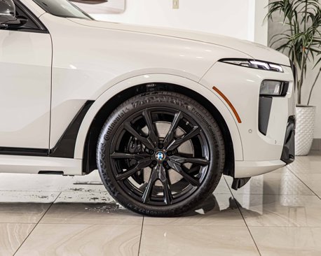 Used 2025 BMW X7 M60i w/ Climate Comfort Package image 10