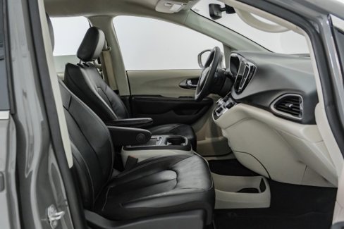 Used 2022 Chrysler Pacifica Touring-L image 28