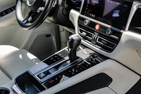 Used 2024 Porsche Macan w/ Premium Plus Package image 31