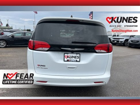 Used 2023 Chrysler Voyager LX image 10