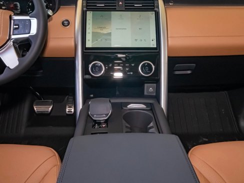 New 2025 Land Rover Discovery Metropolitan Edition image 26