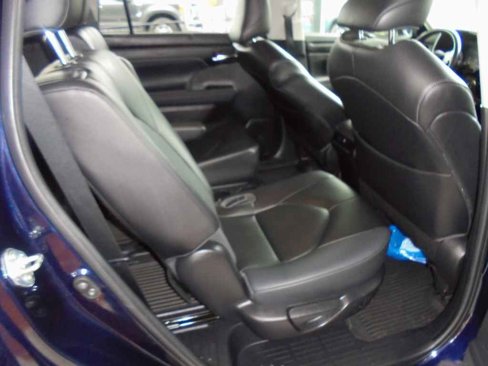 Used 2023 Toyota Highlander XLE image 10