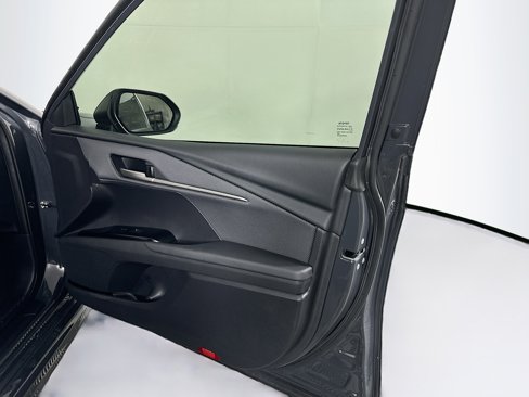 Used 2025 Toyota Camry SE image 31