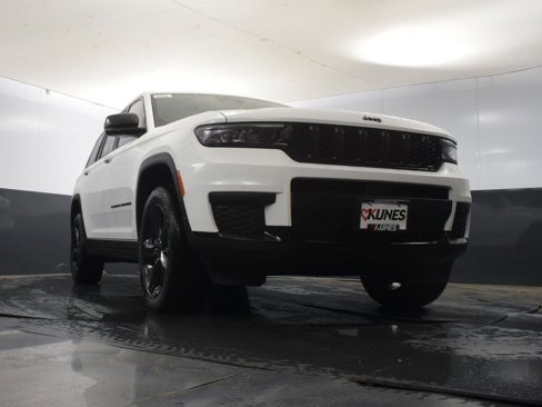 New 2025 Jeep Grand Cherokee L Altitude image 40