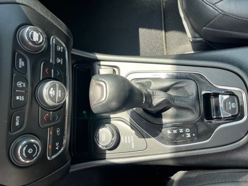 Used 2021 Jeep Cherokee Limited image 28