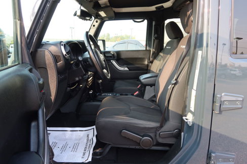 Used 2018 Jeep Wrangler Unlimited Rubicon w/ Connectivity Group image 10