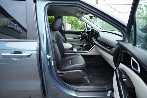 Used 2024 Kia Carnival EX image 20