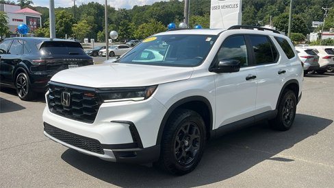 Used 2025 Honda Pilot TrailSport image 3
