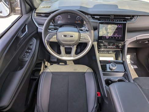 New 2025 Jeep Grand Cherokee L Laredo image 27