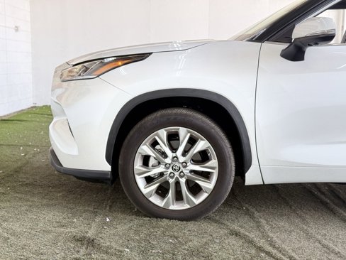 Used 2024 Toyota Highlander Limited image 13