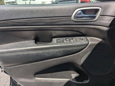 Used 2019 Jeep Grand Cherokee Altitude image 25
