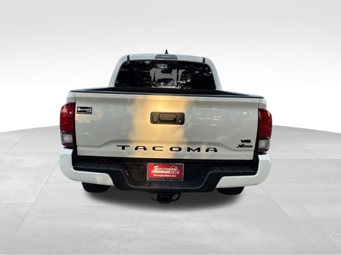 Used 2022 Toyota Tacoma SR5 w/ Technology Package image 4
