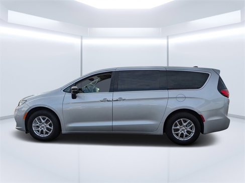 Used 2024 Chrysler Pacifica Touring-L image 6