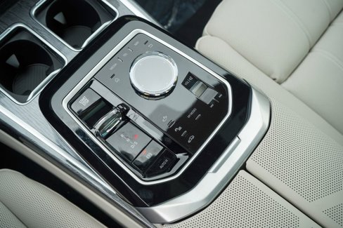 New 2026 BMW 740i w/ Premium Package image 19