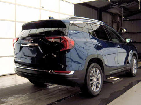 Used 2023 GMC Terrain SLT image 2