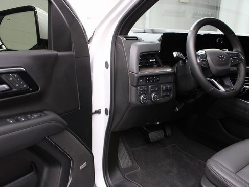 Used 2025 Chevrolet Suburban Z71 image 57