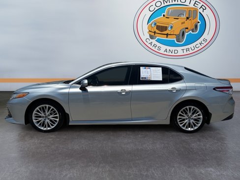 Used 2018 Toyota Camry XLE image 2