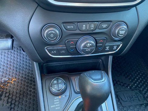 Used 2019 Jeep Cherokee Trailhawk w/ Cold Weather Group image 16