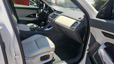 Used 2018 Jaguar E-PACE SE image 32