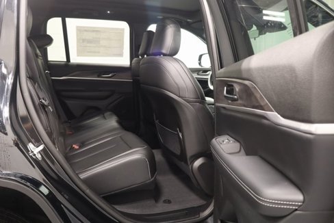 New 2025 Jeep Grand Cherokee Limited image 17