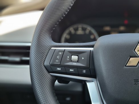 New 2025 Mitsubishi Outlander SE image 27