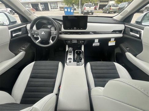 New 2025 Mitsubishi Outlander SE image 17