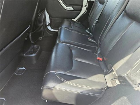 Used 2015 Jeep Wrangler Unlimited Rubicon w/ Connectivity Group image 16