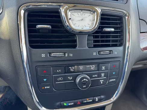 Used 2015 Chrysler Town & Country Touring image 28