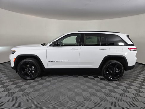 Used 2023 Jeep Grand Cherokee Altitude image 7