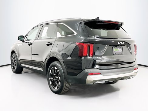 Used 2024 Kia Sorento S image 5