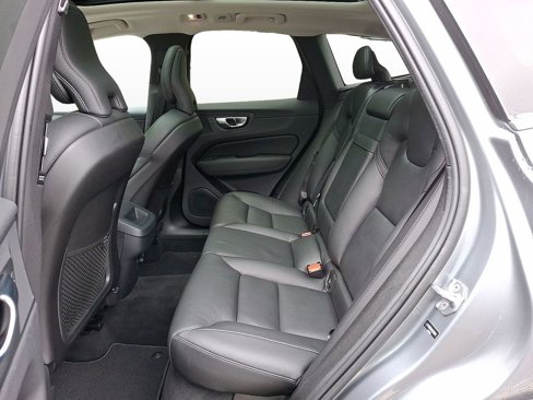 Used 2019 Volvo XC60 T5 Momentum w/ Multimedia Package image 26