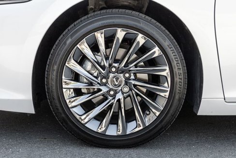 Used 2025 Lexus ES 300h w/ Luxury Package image 14