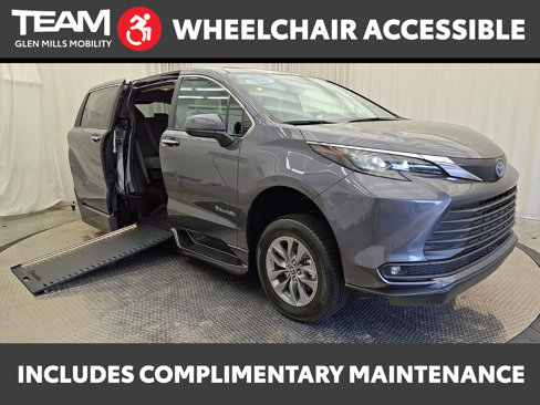Used 2025 Toyota Sienna XLE image 1